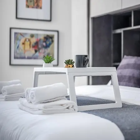 Train Station Deluxe 3 Bath Апартаменти *