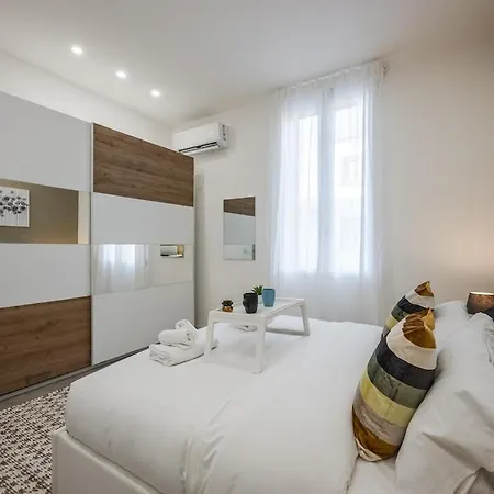 Апартаменти Train Station Deluxe 3 Bath