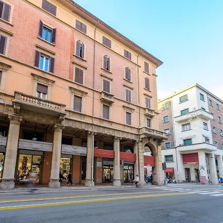 Train Station Deluxe 3 Bath Апартаменти *